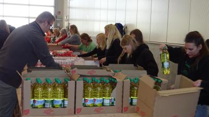 Bild: Houschka
Zur Aktion der Weihnachtstrucker gehören viele ehrenamtliche Helfer, die jedes Jahr in einer Godelmann-Halle Geschenkpakete für Bedürftige in Rumänien packen. Heuer wurden über 1500 Kartons befüllt und für die Beladung auf Lastzüge transportfertig gemacht.