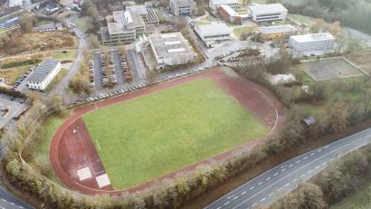 Bild: Thilo Hierstetter
Blick auf das Krötensee-Schulzentrum mit den Sportplätzen. Das städtische Areal rechts vom Fußballplatz, auf dem sich kleinere Sport- und Freizeitanlagen befinden, soll für den Bau einer neuen Kita in die engere Wahl gerückt sein. Die B 85 (im Bild unten rechts) führt direkt am Gelände vorbei.