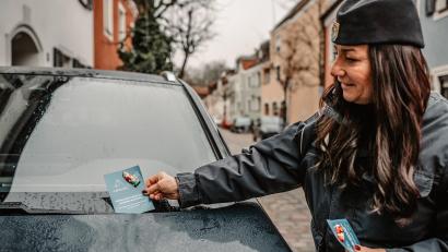 Bild: Michael Golinski
Der Verkehrsüberwachungsdienst der Stadt Amberg belohnen die Richtigparker mit kleinen Schoko-Nikoläusen.