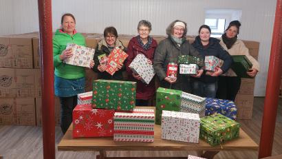 Bild: ils
Die Weihnachtsgeschenke in hübsch verpackten Schuhkartons bringen (von links) Katrin Feil, Gabi Schröml, Erna Mehlhase, Erika Häupler, Carolin Häupler und Eva Häupler auf den Weg.