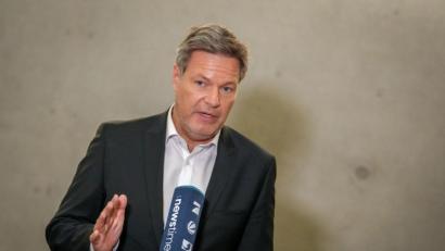 Bild: Kay Nietfeld/dpa
Wirtschaftsminister Habeck wehrt sich gegen Vorwürfe in der Northvolt-Krise (Archivbild).