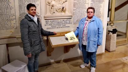 Bild: lnz
Mesnerin Helga Weiß (links) und Trauerbegleiterin Carmen Roose zeigen in der Stadtpfarrkirche Mitterteich den noch fast leeren Ersatzordner, der seit dem Diebstahl des bisherigen Trauerbuches ausliegt.
