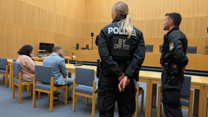 Bild: Wolfgang Würth
Der Angeklagte mit seiner Dolmetscherin vor dem Prozess.