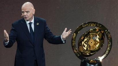 Bild: Rebecca Blackwell/AP/dpa
FIFA-Präsident Gianni Infantino bei der Auslosung mit der WM-Trophäe.