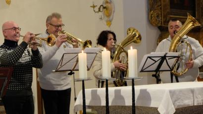 Bild: le
Mit seinen adventlichen Weisen trägt das Bläserquartett der Stadtkapelle Pleystein zur erfüllten Adventsstunde in der Pfarrkirche St. Johannes der Täufer bei.