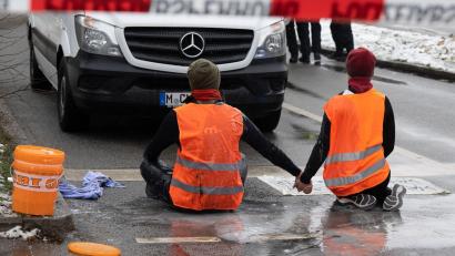 Bild: Peter Kneffel/dpa
Die Klimaaktivistengruppe "Letzte Generation" plant eine Protestaktion am Dachauplatz in Regensburg.