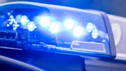 Bild: Lino Mirgeler/dpa
Die Polizeibeamten nahmen den Mann vor dem Bahnhofsgebäude fest. (Symbolbild)
