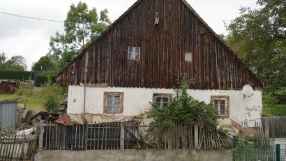 Bild: Schönberger/exb
Ein steiles Satteldach und einseitiger Dachüberstand: Das findet man bei vielen alten Häusern im Landkreis Schwandorf.