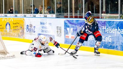Bild: Elke Englmaier
Die für Freitagabend angesetzte Partie der Blue Devils Weiden bei den Ravensburg Towerstars musste wegen technischer Probleme abgesagt werden. Damit muss die Revanche der Weidener (rechts Tyler Ward) für die knappe 1:2-Heimniederlage verschoben werden.
