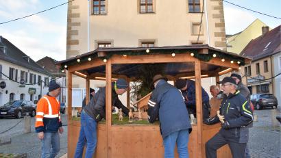 Bild: rgr
Einige Mitglieder der Schnitzrgemeinschaft Grafenwöhr haben die Weihnachtskrippe vor dem Rathaus wieder aufgestellt.