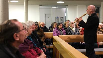Bild: Hirsch
Die Konzertbesucher in der Schwandorfer Erlöserkirche lauschen den Flötenklängen des Schweizer Musikers Hans-Jürgen Hufeisen. .