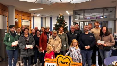 Bild: Juliane Klünk 
Die Raiffeisenbank Oberpfalz NordWest überreicht in Grafenwöhr insgesamt 5000 Euro an 12 Vereine und Organisationen.