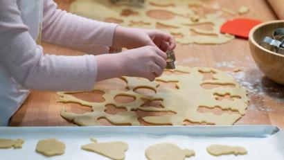 Bild: Sebastian Kahnert/dpa
Weihnachtsbäckerei - ob sie teurer wurde, kommt unter anderem auf den Buttergehalt an. (Archivbild)