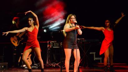 Bild: Kunz
Die Kubanerin Jayla Brown schlüpfte in der Tribute-Show in der Max-Reger-Halle in die Rolle von Stimmlegende Tina Turner.