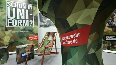 Symbolbild: Martin Schutt
Immer wieder kommt es derzeit im Donaueinkaufzentrum in Regensburg zu Beschädigungen von Bundeswehreigentum. Jetzt wurde ein Fahrzeug zerkratzt.