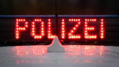 Bild: Soeren Stache/dpa
Weil ein 40-Jähriger die Handbremse nicht anzog, landete sein Auto in einem Löschweiher.