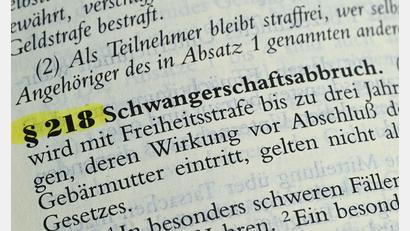 Bild: Bernd Weißbrod/dpa
Bisher steht Schwangerschaftsabbruch im Strafgesetzbuch.