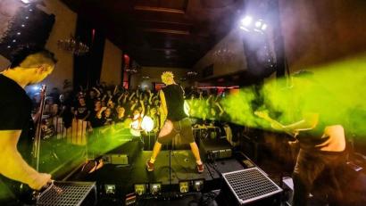 Bild: Pia Böhl/exb
Die Berliner Punkband ZSK spielte im ausverkauften Casinosaal in Amberg.