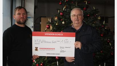 Bild: Silvia Wildenauer
Helmut Wildenauer (links) überreicht einen Spendenscheck in Höhe von 1.500 an Herbert Putzer, Vorsitzendem der Kinderkrebshilfe.