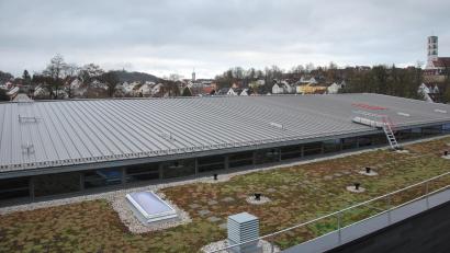 Bild: gsp
Das Dach der 2023 fertiggestellten Sporthalle der Walter-Höllerer-Realschule wird mit einer Photovoltaik-Anlage ausgerüstet.