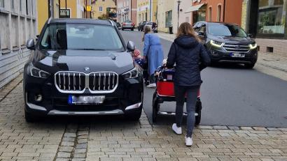 Bild: mab
Die unhaltbare Parksituation in der Hauptstraße prangerte die Siedlergemeinschaft an. Für Fußgänger gibt es kein Durchkommen. Sie müssen auf die Fahrbahn ausweichen.