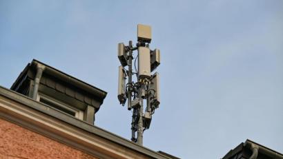 Bild: Wolf von Dewitz/dpa
Ein Mobilfunkmast mit 4G/LTE-Antennen (länglich) und 5G-Antennen (quadratisch) steht auf einem Dach eines Wohnhauses.