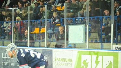 Bild: Schrems, Thomas
Ein wenig fragend ist der Blick noch: Seit einigen Monaten begleitet Volontär Max Schlötter die Blue Devils Weiden als absoluter Eishockey-Laie.