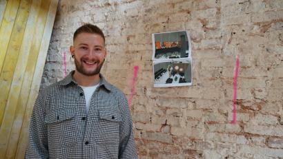 Bild: kaz
Die Gastro-Szene in Kemnath wird im kommenden Jahr um eine Location reicher. Matthias Küffner und David Lenk eröffnen auf dem Kemnather Stadtplatz die "Smile Bar". Matthias Küffner führt Oberpfalz-Medien durch die zukünftigen Räumlichkeiten.
