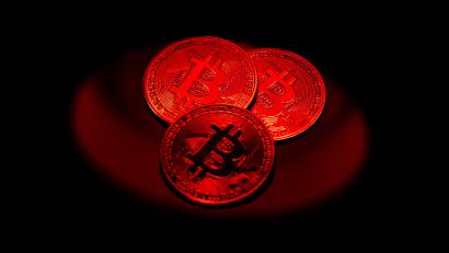 Symbolbild: Hannes P Albert/dpa
Mit dem Versprechen, sie mit der Kryptowährung Bitcoin reich zu machen, soll ein heute 34-Jähriger aus dem Landkreis Tirschenreuth zahlreiche Menschen betrogen haben. Anklage wurde bereits erhoben, die Behörden wissen bloß nicht, wo sich der Mann gerade aufhält.