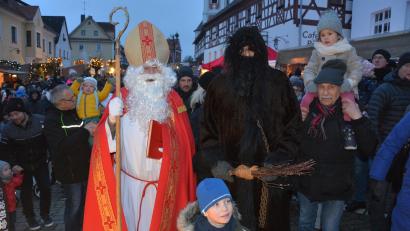 Bild: jr
Sankt Nikolaus und Knecht Ruprecht in der Menge beim weihnachtlichen Kunsthandwerkermarkt in Bad Neualbenreuth.