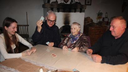Bild: kro
Erna Fritsch beim Schafkopfen mit ihrer Enkelin Judith, Sohn Werner und Sohn Helmut (von links).