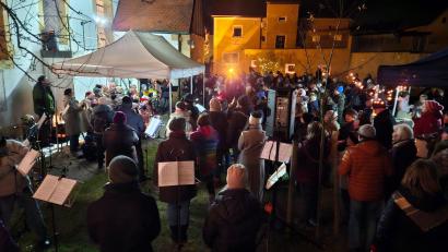 Bild: Annette Punzmann
Beim Adventsansingen in Mantel kommen im evangelischen Kirchhof viele Menschen zusammen, um gemeinsam die weihnachtliche Atmosphäre zu genießen.