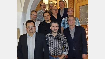 Bild: ld
Die Jubilare im Gasthof "Wiesend" in Kulmain mit Mitinhaber Christof Bader (vorne rechts) und Betriebsratsvorsitzendem Alois Albersdörfer (vorne links)