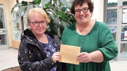 Bild: Gromer
Petra Graf (links) übergibt die Spende an Karin Borchers vom Kinderpalliativteam.