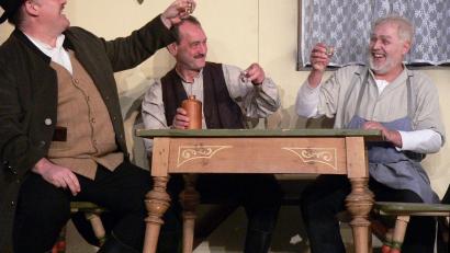 Archivbild: Tobias Schwarzmeier
Ein Grund zum Anstoßen, wie hier im LTO-Stück "Der verkaufte Großvater"? Noch ist es nicht soweit, aber Insolvenzverwalter Harald Schwatz gibt sich zuversichtlich.