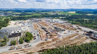 Bild: ZIEGLER GROUP/exb
Im Sägewerk der Ziegler-Group in Betzenmühle stehen seit Freitag alle Sägen still. Hunderte Mitarbeiter bangen um ihren Arbeitsplatz. Nach Unternehmensangaben ist damit das größte Einzelsägewerk Europas in finanzielle Schwierigkeiten geraten.