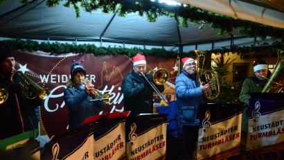 Bild: Kunz
Die Neustädter Turmbläser lassen auf dem Weidener Christkindlmarkt weihnachtliche Lieder erklingen.