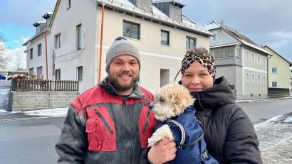 Bild: Gabi Schönberger
Jonas Kraus und Annalena Götz mit Hund Guido vor ihrem Haus in Waldthurn, das sie liebevoll "Hittn in da Mittn" getauft haben. Das Paar saniert das Anwesen von Jonas' Großvater, dem legendären Siffert Sepp, der das Projekt nicht mehr mit beenden konnte. Er verstarb im Sommer nach kurzer Krankheit.