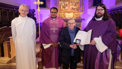 Bild: do
Zum 80. Geburtstag von Mesnerin Elisabeth Hartwanger gratulieren Stadtpfarrer Johannes Bosco, Pfarrvikar Dr. Joby Kavungal und Pastoralreferent Alfred Kick nicht nur zum Geburtstagsjubiläum. Vom Beifall der Gläubigen begleitet überreicht der Ortspfarrer der Jubilarin auch eine besondere Auszeichnung des Diözesanbischofs.