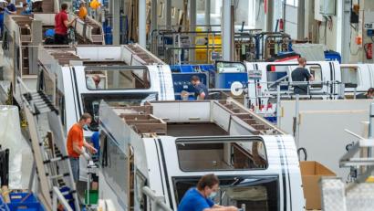 Bild: Armin Weigel/dpa
Wohnmobilhersteller Knaus Tabbert wird in seinen Hauptwerken eine Produktionspause einlegen. (Archivbild)