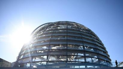 Bild: Rabea Gruber/dpa
Bundestag mit der gläsernen Kuppel als Wahrzeichen. (Archivbild)