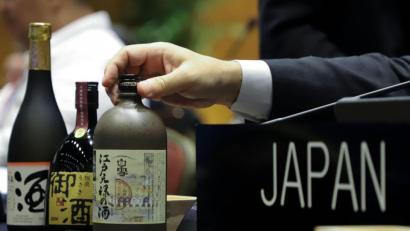 Bild: Marta Escurra/AP
Japanischer Sake auf dem Tisch der japanischen Delegation während der Unesco-Welterbekonferenz in Asunción.