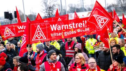 Bild: Sina Schuldt/dpa
Bereits am vergangenen Montag waren bei VW fast 100.000 Mitarbeiter an neun Standorten in den Warnstreik getreten