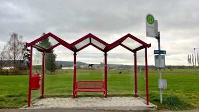 Bild: Gabi Schönberger
Ob die Bushaltestelle "Pirkmühle" in Pirk in Zukunft bleiben darf oder nicht, das steht aktuell auf dem Prüfstand. Neben dieser unterliegen auch andere Haltestellen in Pirk und Schirmitz der Prüfung.