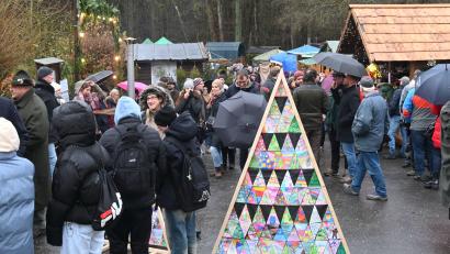 Bild: gf
Über mangelnde Besucher müssen sich die Beschicker des Forstlichen Weihnachtsmarktes auf dem Amberger Mariahilfberg nicht beklagen. Am Freitag, 6. Dezember, war Eröffnung. Am Samstag, 7. Dezember, geht es weiter.
