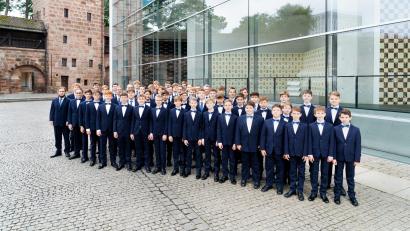 Bild: Katharina Gebauer/exb
Der Windsbacher Knabenchor (im Bild vor dem Neuen Museum Nürnberg) gastiert kurz vor Weihnachten 2025 in der Basiika Waldsassen. Der Vorverkauf für die neue Veranstaltungsreihe startet am Montag. Karten gibt es auch über NT-Ticket.