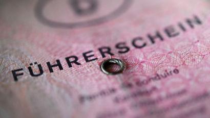 Symbolbild: Norbert Försterling/dpa
Zum 19. Januar 2025 endet die Umtauschfrist für Führerscheine der Jahrgänge 1971 oder später. Ein Umtausch ist an den örtlichen Führerscheinstellen möglich. Um lange Wartezeiten zu vermeiden, wird dazu geraten online einen Termin zu vereinbaren.