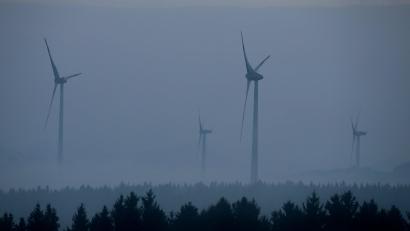 Symbolbild: Karl-Josef Hildenbrand/dpa
Windräder im Hessenreuther Wald beschäftigen den Bayerischen Verwaltungsgerichtshof.