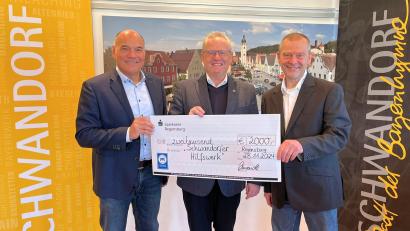 Bild: Stadt Schwandorf, Andreas Hofmeister/exb
Oberbürgermeister Andreas Feller (Mitte) bedankt sich bei Stefan Brandl (links) und Thomas Liebl (rechts) für die vorweihnachtliche Spende.