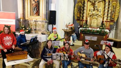 Bild: do
Das Gitarren-Ensemble umarmte beim Benefizkonzert musikalisch die ganze Welt, weil ja Weihnachten ist.